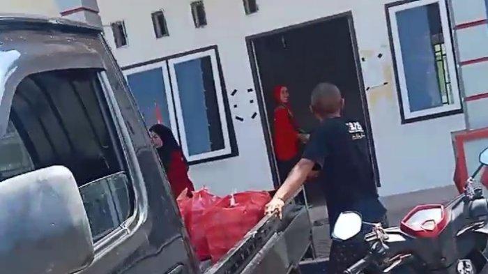 Tangkapan layar - Viral video aparat Pemdes Rinjani menyiapkan konsumsi untuk kampanye paslon bupati Luwu Timur. Warga protes, Bawaslu turun tangan.