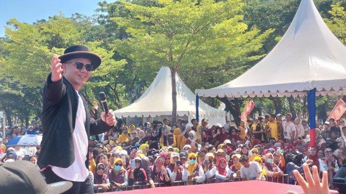 Vokalis Padi Fadly hadir menghibur ribuan pendukung Appi-Aliyah di Anjungan Bugis Makassar,Kamis (29/8/2024).