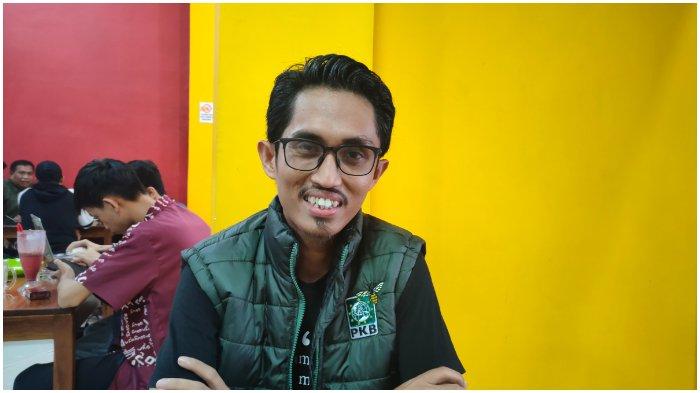 Wakil Ketua TPD AMIN Sulsel Rijal Djamal saat menjelaskan kualitas Muhaimin Iskandar dalam debat Cawapres, di Warkop Azzara, Jl Tun Abdul Razak, Kabupaten Gowa, Selasa (23/1/24).