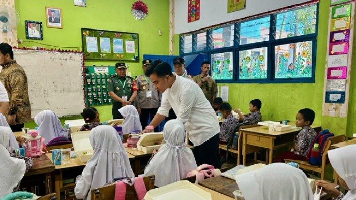 Wakil Presiden RI, Gibran Rakabuming Raka, Rabu (13/11/2024) bantu murid SD Inpres Hasanuddin buka bekal Makan Siang Gratis.