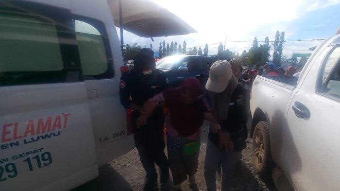 Warga Desa Buntu Sarek, Kecamatan Latimojong, Kabupaten Luwu, Sulawesi Selatan saat tiba di posko induk tanggap bencana Sulsel di Lapangan Andi Djemma, Belopa