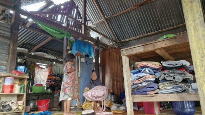 WARGA MISKIN - Kondisi menyedihkan dirasakan pasangan suami istri di Dusun Panaikang, Desa Pajjukukang, Kecamatan Bontoa, Kabupaten Maros, Harlina (40) dan Aco (40). Herlina dan suami harus bertahan di rumahnya yang sudah reot bersama dengan empat anaknya.