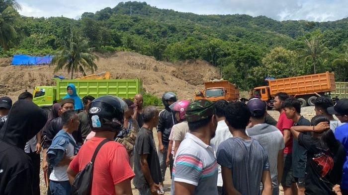 Warga geruduk lokasi tambang galian C di Jalangnge, Kelurahan Mallawa, Kecamatan Mallusetasi, Kabupaten Barru, Sulsel, Jumat (23/2/2024).