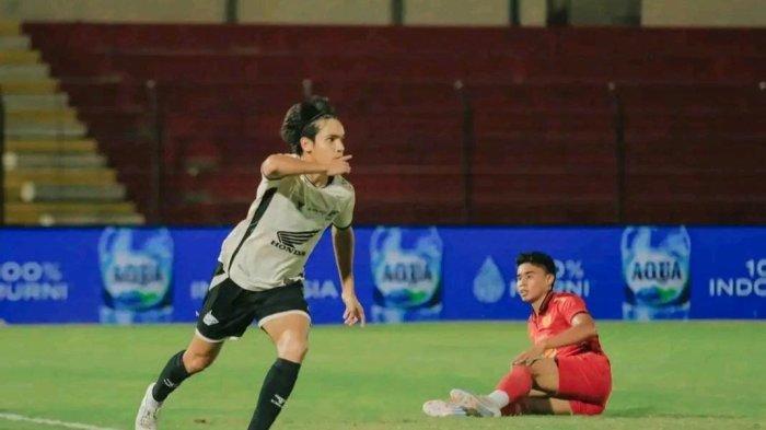 Winger PSM Makassar, Victor Dethan saat lawan Persija Jakarta pada pekan 7 Liga 1 2024/2025 di Stadion Sultan Agung, Bantul, Daerah Istimewa Yogyakarta, Sabtu (28/9/2024). Victor Dethan disebut layak dipanggil Timnas Indonesia di Piala AFF 2024.