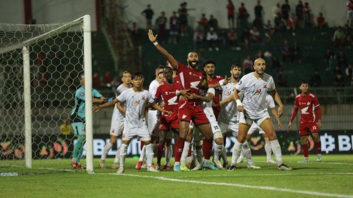 YURAN FERNANDES - Bek PSM Makasar, Yuran Fernandes saat melawan Madura United pada pekan 25 Liga 1 2024/2025 di Stadion Gelora Bangkalan, Madura, Jawa Timur, Minggu (2/3/2025). Yuran Fernandes telah membukukan laga ke-100 bersama PSM Makassar.
