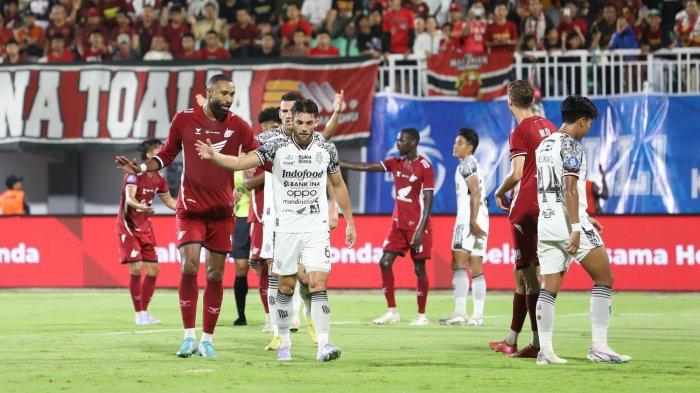 YURAN FERNANDES - Kapten PSM Makassar Yuran Fernandes adu argumen dengan pemain Bali United pada laga pekan 30 Liga 1 2024/2025 di Stadion BJ Habibie Parepare, Jumat (25/4/2025) malam. PSM Makassar harus takluk 0-1 dari Bali United di laga ini.