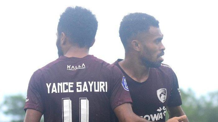 Saudara kembar Yance Sayuri dan Yakob Sayuri, pemain PSM Makassar.