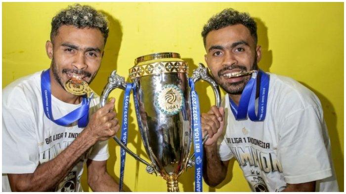 Yance Sayuri dan Yakob Sayuri saat memamerkan trofi Liga 1 bersama PSM Makassar.