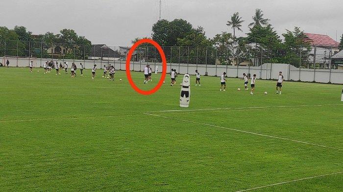 YURAN KEMBALI - Bek sekaligus kapten PSM Makassar, Yuran Fernandes gabung latihan tim di Stadion Kalegowa, Kabupaten, Gowa, Rabu (12/2/2025). Yuran Fernandes gabung latihan setelah absen sebulan.