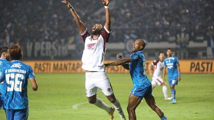 Yuran Fernandes mendapat dorongan dari Ciro Alves pada laga Persib vs PSM pekan 21 Liga 1 di Stadion Gelora Bandung Lautan Api (GBLA), Senin (4/12/2023).
