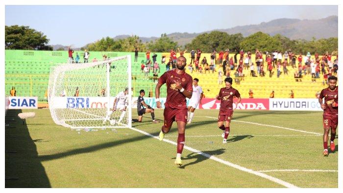 Yuran Fernandes merayakan gol usai membobol gawang Persik Kediri. PSM Makassar dipermalukan Persik Kediri 1-2 pekan keenam Liga 1 musim 2023 / 2024.