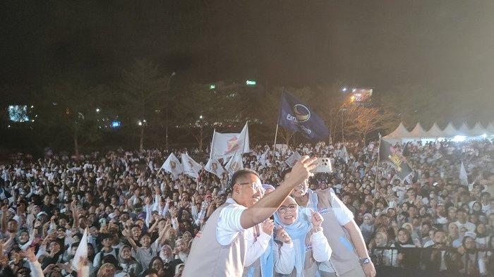 Bakal Calon Wali Kota Makassar Andi Seto Asapa (pegang hp) dan Rizki Mulfiati Lutfi saat selfie dengan para pendukungnya dalam deklarasi pasangan di Parking LOT Phinisi Point Mall, Kota Makassar, Kamis (22/8/2024).