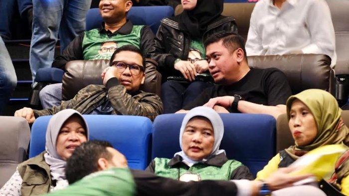 Bupati Gowa Adnan Purichta Ichsan duduk berdampingan Wakil Ketua Umum Golkar Ahmad Doli saat Nobar Film Lafran di XXI Panakkukang Square, Makassar, Minggu (2/4/2024) kemarin