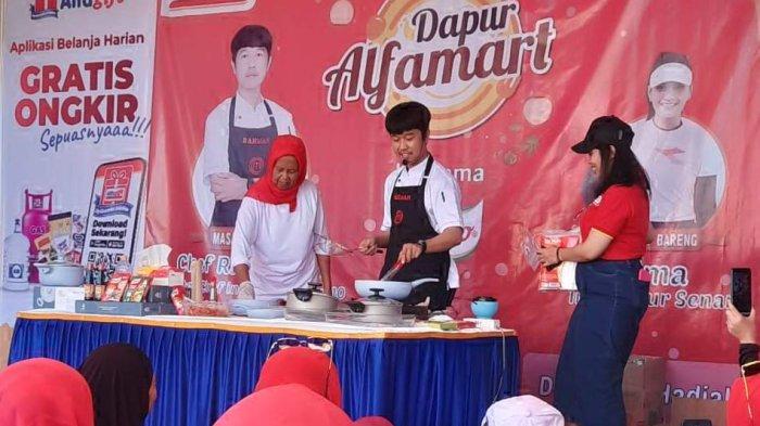 Alumni Master Chef Indonesia (MCI) season 10, Chef Rahman memberikan tips memasak lezat dengan menggunakan hanya bumbu Royco saat demo masak yang meriah di halaman toko Alfamart PK Palem, Makassar, Sabtu (26/08/2023). demo masak ini juga menjadi kesempatan untuk memperkenalkan alat masak yang tersedia di Alfamart, seperti panci Royal Vkb dan cookware Morihome.