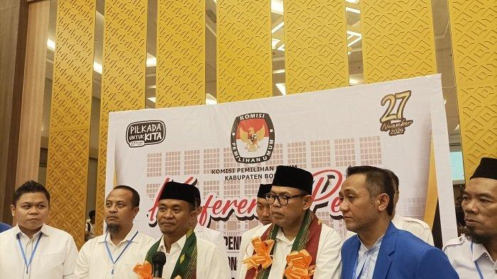 Potret Andi Asman-Andi Akmal melakukan konferensi pers di Hotel Novena Jalan Jendral Ahmad Yani setelah menyerahkan surat rekomendasi B1KWK di KPU Bone
