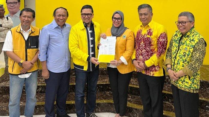 Momen Andi Ina Kartika Sari terima surat rekomendasi dari Waketum DPP Golkar Ahmad Dolli Kurnia Tandjung untuk maju di Pilkada Barru