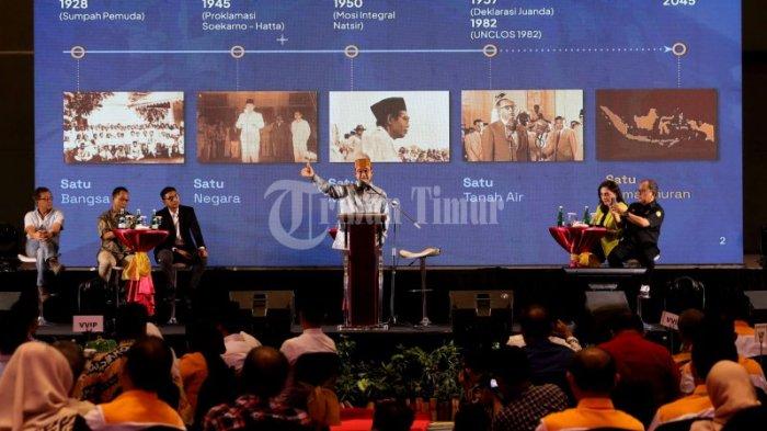 Calon Presiden nomor urut satu Anies Rasyid Baswedan (berdiri) menyampaikan gagasannya saat menghadiri diskusi interaktif Capres 2024 yang berlangsung di Hotel Four Points by Sheraton, Makassar, Sabtu (18/11/2023). Diskusi yang digelar melalui sarasehan Ikatan Keluarga Alumni (IKA) Universitas Negeri Makassar (UNM) tersebut untuk mendengarkan gagasan para capres tentang demokrasi dan ekonomi.