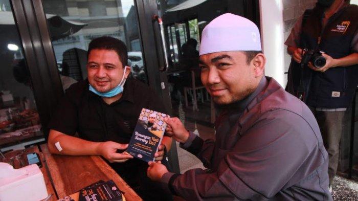Appi dan Direktur Markaz Hijrah Indonesia, Ustadz Muhammad Fakhrurrazi Anshar ngopi bareng Appi di Warkop Dottoro, Jl Beruang, Kamis (17/9/2020).