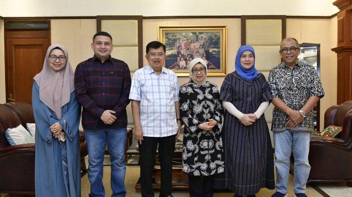 Momen Appi-Aliyah sowan ke kediaman JK di Jl Haji Bau, Makassar, Minggu (1/9/2024).
