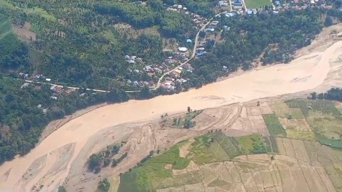 Pantauan udara bencana banjir-longsor Kabupaten Luwu, Sulawesi Selatan. Bencana hidrometereologi ini menelan sejumlah korban jiwa dan merusak fasilitas umum hingga rumah warga.