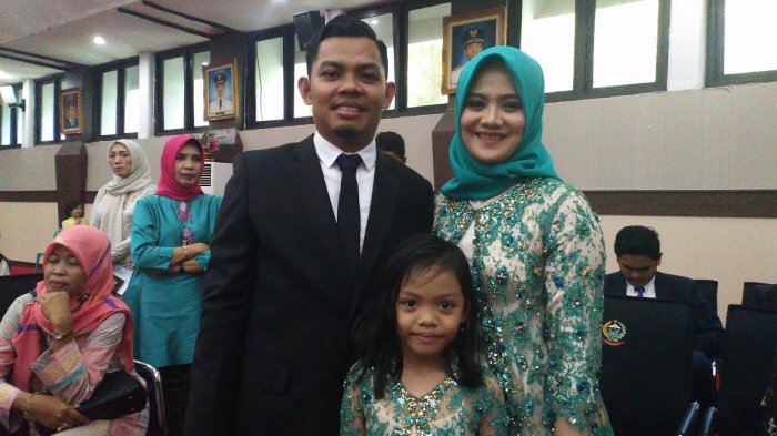 Putri Bupati Barru Suardi saleh, Ulfah Nurul Huda (kanan) berfoto bersama suami dan anaknya