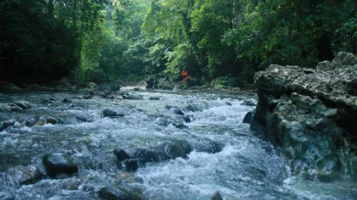 Objek wisata alam, Biseang Labboro Maros. Di dalam areal hutan, terbentang sungai dengan air yang begitu jernih.