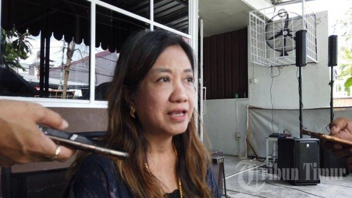 Pemilik Booming Youth Cafe, Vivi memberikan keterangan kepada wartawan saat soft launching Booming youth cafe yang berlangsung di Jalan Sultan Hasanuddin, Makassar, Sabtu (06/01/2024). Cafe ini menawarkan konsep unik bagi pecinta nongkrong, khususnya anak muda yang gemar bermain game PlayStation.
