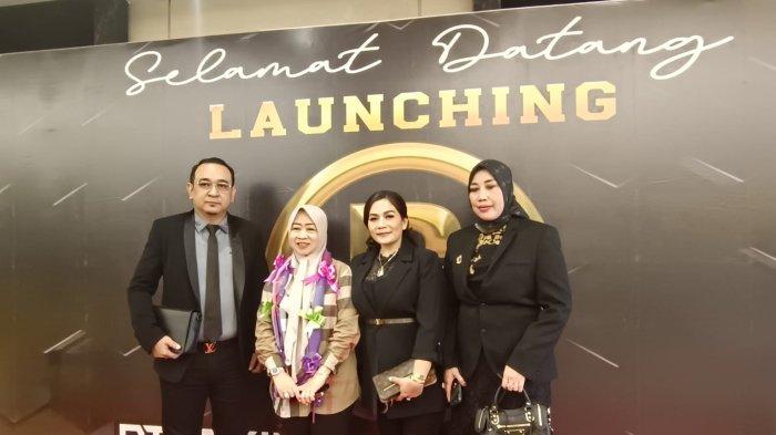 Asisten II Bidang Perekonomian dan Pembangunan Daerah Kota Makassar, Rusmayani Madjid (tengah kiri) bersama Komisaris PT BOS, Yan (kiri) berfoto bersama disela acara peluncuran PT Bikin Orang Sukses (BOS) yang berlangsung di Claro Hotel, Jl Ap Pettarani, Makassar, pada Minggu (9/7/2023).