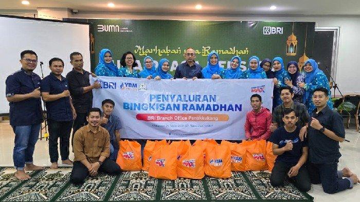 BINGKISAN RAMADAN - Sejumlah Bank BRI Cabang Panakkukang berfoto bersama dengan pekerja dasar BRI Panakkukang saat kegiatan bertajuk “Penyaluran Bingkisan Ramadan” yang berlangsung di kantor BRI Panakkukang Lt. 4, Jl Hertasning, Makassar, Jumat (21/3/2025). Bersama Yayasan Baitul Maal (YBM) BRILiaN dan Ikatan Wanita BRI (Iwabri) Kanca Panakkukang Makassar, sebanyak 60 paket sembako disalurkan kepada masyarakat yang membutuhkan.
