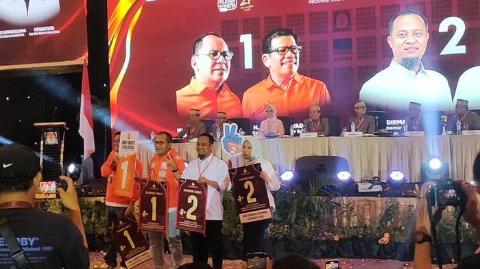 Suasana pencabutan nomor urut Calon Gubernur dan Wakil Gubernur Sulsel, pasangan Danny-Azhar (orange) dan pasangan Sudirman-Fatma (putih) saat memperlihatkan nomor urut mereka di Hotel Claro, Kota Makassar, Jl AP Pettarani, Kota Makassar, Senin (23/9/2024).