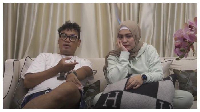Uya Kuya dan Astrid. Hari ini beredar berita Uya Kuya meninggal, bermula dari Tiktok. Diketahui, Uya Kuya sudah sembuh dari Covid-19.