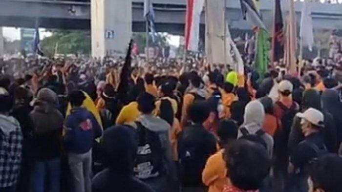 Ribuan mahasiswa Universitas Negeri Makassar (UNM) kembali demonstrasi di Kawasan Fly Over Makassar, Sulawesi Selatan, Senin (26/8/2024). Sehingga, Jl AP Pettarani-Jl Urip Sumoharjo kembali lumpuh.
