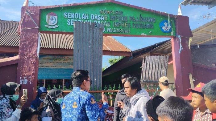 Kepala Dinas Pendidikan Kota Makassar Muhyiddin, turun menemui pihak yang melakukan penyegelan terhadap SD Inpres Pajjaiang, Jl Pajjaiang Kecamatan Biringkanaya, Rabu (17/7/2024).