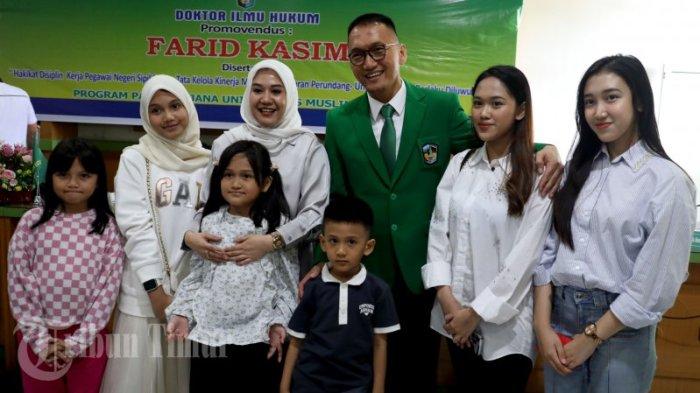 Farid Kasim Judas menjelaskan disertasenya saat Sidang terbuka promosi doktor yang berlangsung di kampus Pascasarjana UMI, Jl Urip Sumoharjo, Makassar, Kamis (21/12/23). Disertasi yang berjudul Hakikat Disiplin Kerja Pegawai Negeri Sipil dalam Tata Kelola Kinerja Menurut Peraturan Perundang-undangan yang Berlaku di Luwu Raya berhasil meluluskan FKJ dengan predikat sangat memuaskan dan menjadikan alumni Doktor Ilmu Hukum ke-354 UMI.