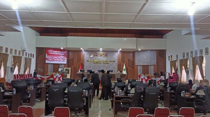 Suasana ruang rapat paripurna DPRD Pinrang yang masih kosong