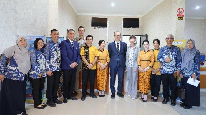 KUNJUNGAN STRATEGIS - Politeknik Pariwisata (Poltekpar) Makassar menerima kunjungan kehormatan dari Duta Besar Swiss untuk Indonesia, Timor-Leste dan ASEAN, Mr. Olivier Zehnder, bersama jajaran penting dari Swiss Economic Cooperation and Development (SECO), pada Selasa (6/5/2025).