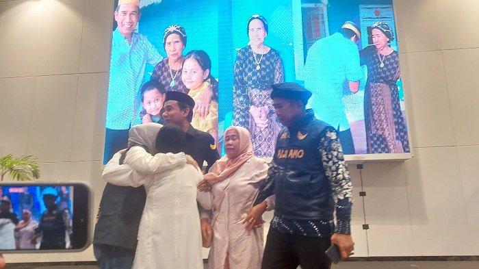Ketua DPRD Makassar sekaligus Calon Legislatif DPR RI Dapil Sulsel I, Rudianto Lallo menangis saat saat sang ibunda hadiri pengukuhan 2.022 'Spartan Anak Rakyat' di Hotel Claro Makassar, Minggu (21/1/2024) kemarin.