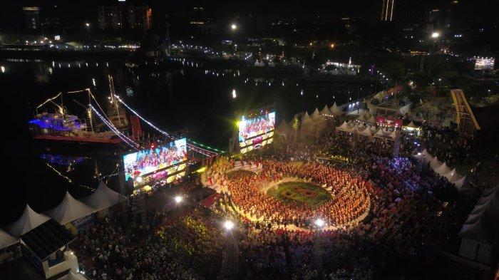 Suasana pembukaan Makassar International Eight Festival (F8 Makassar) 2024 yang terekam menggunakan kamera drone di kawasan pantai losari, Makassar, Rabu (24/7/2024). F8 Makassar yang masuk Top 10 Karisma Event Nusantara (KEN) Kementerian Pariwisata dan Ekonomi Kreatif keempat kalinya tersebut menjadi ajang promosi wisata, seni dan budaya serta produk UMKM yang diharapkan dapat mendorong pertumbuhan ekonomi di daerah itu. TRIBUN TIMUR/SANOVRA JR