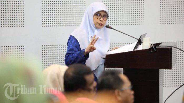Ketua LPA Sulsel, Fadiah Machmud mempersentasekan disertasinya saat ujian gelar doktornya di Aula Prof Syukur Abdullah, Fisip Universitas Hasanuddin, Tamalanrea, Makassar. Selasa (15/08/2023) Disertasi berjudul Co-Production Pelayanan Publik, Studi pada Shelter Warga Makassar mengungkapkan hasil penelitian mendalam tentang pelayanan publik di kota Makassar, dengan fokus pada peran shelter warga sebagai ujung tombak pelayanan, terutama dalam hal perempuan dan anak-anak.