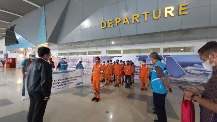 General Manager PLN UIW Sulselrabar, Awaluddin Hafid (jaket hitam) di Bandara Hasanuddin saat melepas personel ke Nusa Tenggara Timur (NTT), Kamis (842021).