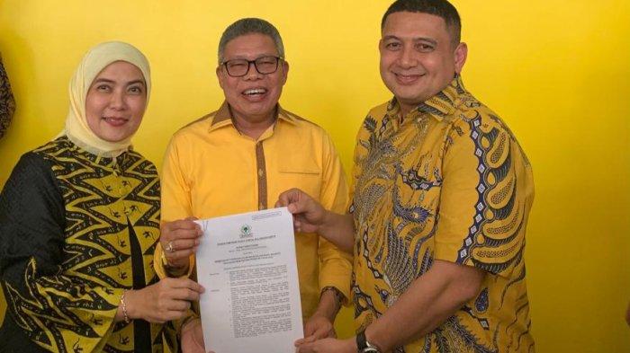 Momen Appi-Aliyah foto bareng Ketua Golkar Sulsel Taufan Pawe usai mengantongi rekom B1-KWK dari beringin rindang.