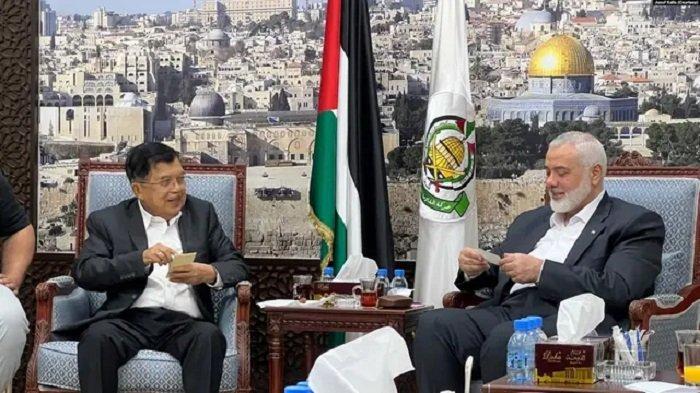 Jusuf Kalla saat bertemu komandan Hamas Ismail Haniyeh