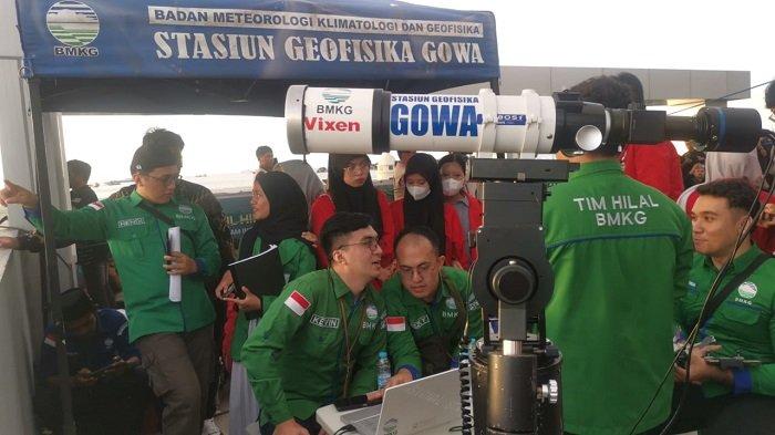 PANTAU HILAL- Tim BMKG memantau hilal di parkiran Apartemen Delft, Kawasan CPI Makassar, Sulawesi Selatan, Jumat (28/2/2025). Posisi bulan sudah diatas ufuk 3 derajat hanya saja elongasi belum memenuhi syarat.