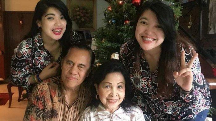 Kembar siam Yuliana dan Yuliani bersama dokter Padmosantjojo dan istri yang telah berjasa untuk mereka. Kini mereka telah menjadi seorang doktor dan dokter