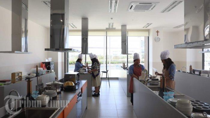 Suasana kelas memasak di Gedung Sekolah IPEKA CPI Makassar, Sabtu (2/9/2023). Sekolah berstandar internasional ini melayani jenjang Nursery dan Kindergarten (Early Childhood), Junior High School (Grade 7), serta Senior High School (Grade 10). Pada Tahun Pelajaran 2024/2025, IPEKA CPI juga akan melayani murid jenjang Elementary dari Grade 1-4.
