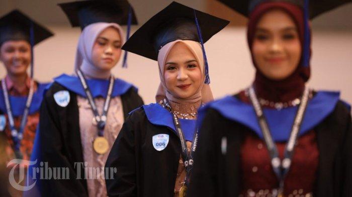 Sejumlah wisudawan mengikuti proses pengukuhan acara wisuda Program Sarjana XX dan Pascasarjana ke XII yang berlangsung di Hotel Four Points, Jl Andi Djemma, Makassar, Selasa (8/8/2023). Sebanyak 410 Wisudawan diantaranya 312 berasal dari mahasiswa Fakultas Pascasarjana dan 92 berasal dari Mahasiswa Fakultas Teknologi dan Bisnis.