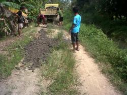 Dusun Bampengnge Desa Kalosi Alau Kecamatan Dua Pitue dan Loppong, Desa Kalola merupakan perbatasan Kabupaten Sidrap dan Wajo. Di perbatasan tersebut ruas jalan sangat rusak, bahkan sejak awal terbentuknya desa tersbut tidak pernah ada perbaikan jalan yang dilakukan oleh pemerintah kabupaten Wajo dan Sidrap.