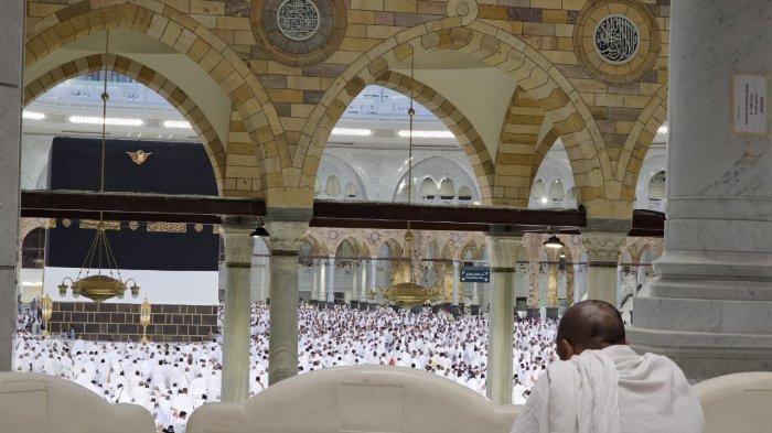 JAMAAH HAJI - Salah satu jamaah haji menunaikan shalat.