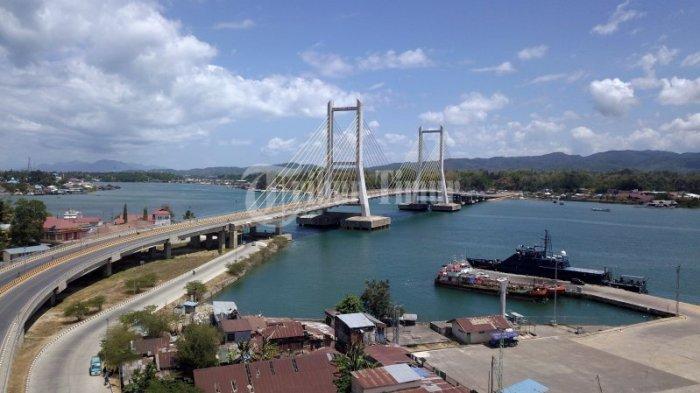 Jembatan Teluk Kendari yang menjadi ikon Kendari, ibu kota Provinsi Sulawesi Tenggara, terekam menggunakan kamera drone tribun timur. Minggu (15/10/2023).