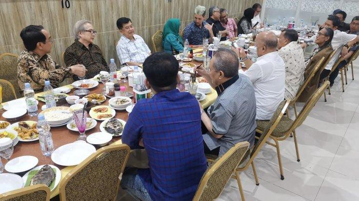 Momen Jusuf Kalla Makan Malam di RM Seafood Tumbak Kayubangkoa Makassar, Minggu (1/9/2024) malam.